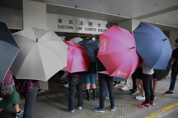 ▲香港2男女周六凌晨涉堵路時戴口罩，成蒙面法生效後首案。（圖／香港01授權提供）