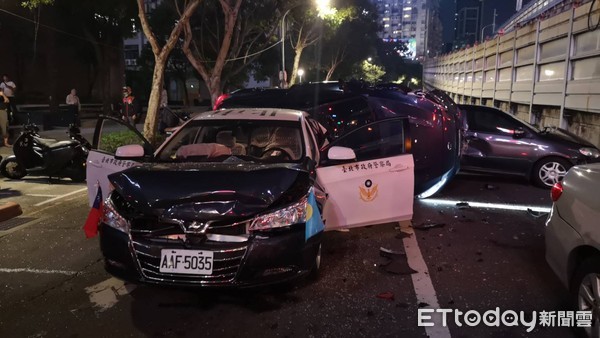 ▲▼建國南路警車車禍。（圖／記者黃彥傑攝）