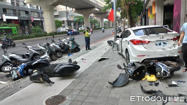 ▲邱姓男子駕駛白色自小客失控衝上文心路人行道，波及13輛機車。（圖／記者白珈陽翻攝）