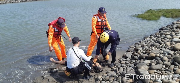 ▲岸巡人員於高美濕地大甲溪出海口發現曾男遺體。（圖／記者白珈陽翻攝）