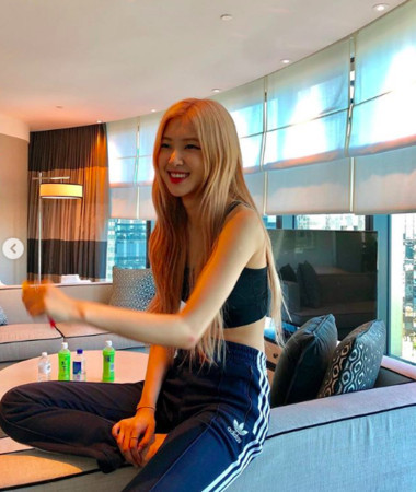 ▲Rosé有著纖細螞蟻腰。（圖／翻攝Rosé IG）