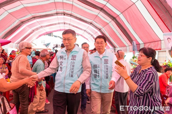 ▲台灣民眾黨台南第一選區的顏耀星舉辦競選總部成立大會，黨主席柯文哲親自到場授旗、站台、陪同掃街。（圖／記者林悅翻攝，下同）