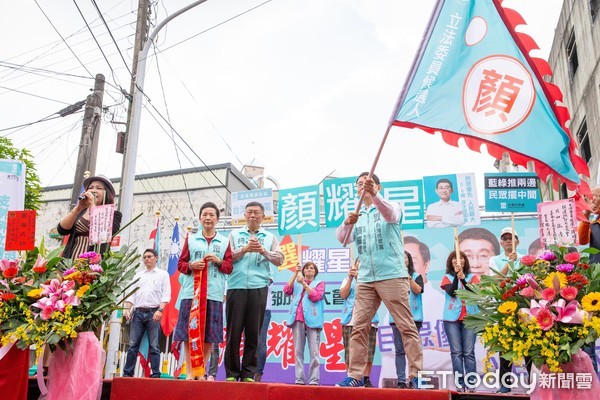 ▲台灣民眾黨台南第一選區的顏耀星舉辦競選總部成立大會，黨主席柯文哲親自到場授旗、站台、陪同掃街。（圖／記者林悅翻攝，下同）