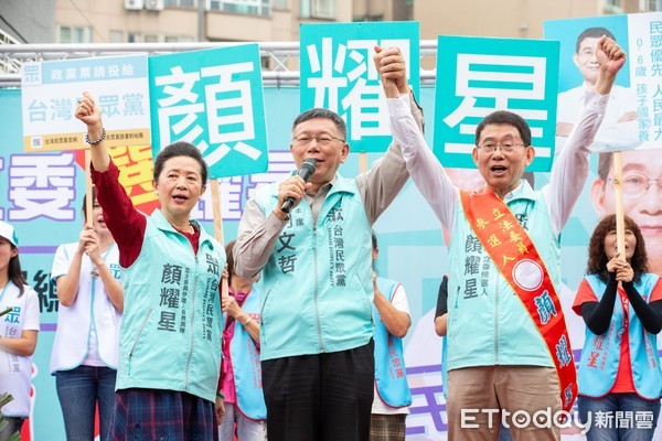 ▲台灣民眾黨台南第一選區的顏耀星舉辦競選總部成立大會，黨主席柯文哲親自到場授旗、站台、陪同掃街。（圖／記者林悅翻攝，下同）