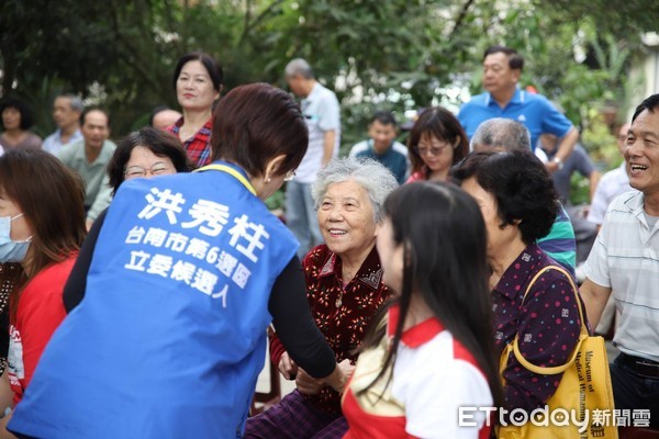 ▲國民黨台南市立委參選人洪秀柱，前往到歸仁區一連3場與區里基層民眾拜票。（圖／記者林悅翻攝，下同）