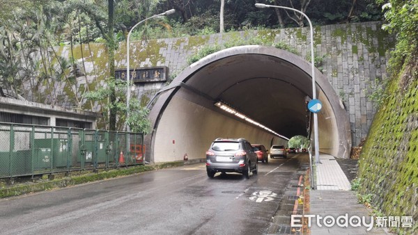 ▲▼內湖金龍隧道，機車閃避自小客擦撞單車，男頭部重創命危。（圖／記者黃彥傑攝）