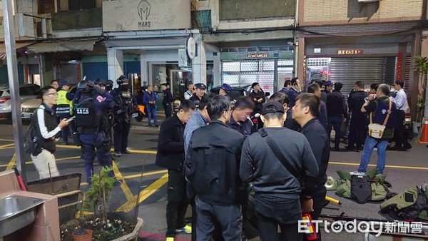 ▲警政署刑事局、高雄市、台南市警局等單位，攻堅行動影像曝光，並將吳嫌查獲逮捕送醫救治。（圖／記者林悅翻攝，下同）