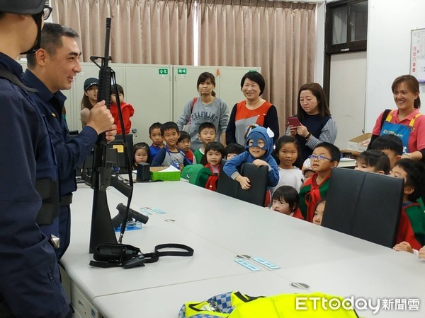 ▲ 天仁幼稚園萌娃聖誕報佳音 金山警分局警察叔叔好窩心。（圖／記者郭世賢翻攝）