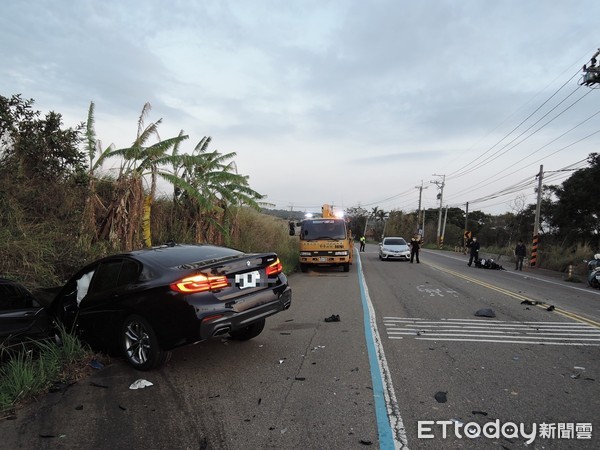 ▲蔡男駕駛BMW轎車於沙鹿區中山路逆向行駛，撞上王姓機車騎士，造成王男與後座林姓女乘客當場失去生命跡象，王男送醫不治。（圖／讀者提供）