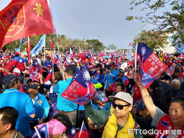 ▲▼0107韓國瑜宜蘭運動公園旁公園路的造勢場，下午2時20分許，主辦單位宣稱現場人數突破4000。（圖／記者游芳男攝）