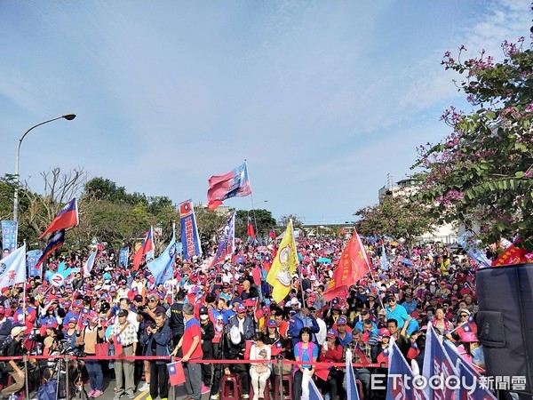 ▲▼0107韓國瑜宜蘭運動公園旁公園路的造勢場，下午2時20分許，主辦單位宣稱現場人數突破4000。（圖／記者游芳男攝）