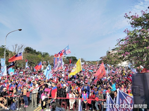 ▲▼0107韓國瑜宜蘭運動公園旁公園路的造勢場，下午2時20分許，主辦單位宣稱現場人數突破4000。（圖／記者游芳男攝）