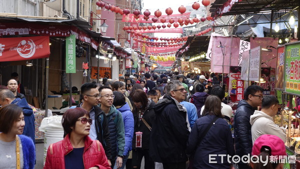 ▲▼年關將近，台北迪化街年貨大街逐漸湧現搶辦年貨人潮。（圖／記者湯興漢攝）