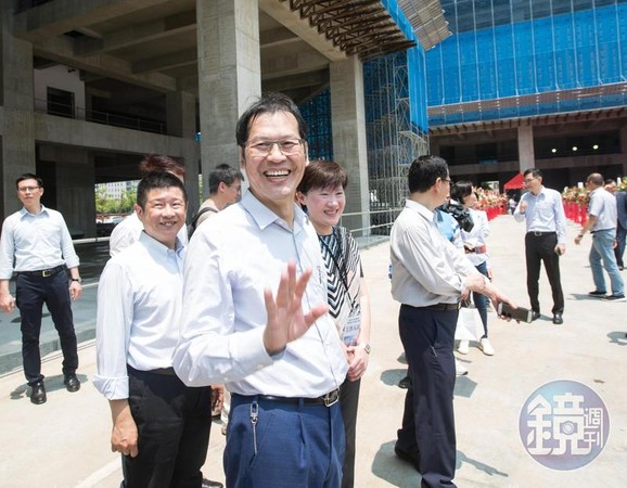 許崑泰不但在電子產品製造賺到很多錢，在不動產的未實現獲利更是可觀。