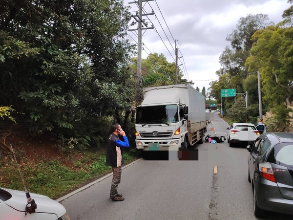 ▲▼ 新北市林口區105縣道機車騎士疑似遭擦撞後，再被對向大卡車撞擊。（圖／民眾提供）