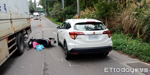 ▲▼林口一名騎士撞上休旅車後被對向的大貨車輾過。（圖／記者陳豐德翻攝）