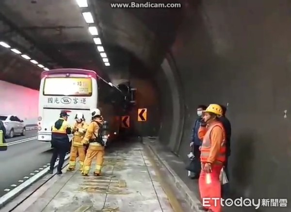 ▲▼一輛國光客運，10晚在雪隧爆胎，不慎撞擊避車道，駕駛目前意識不清。（圖／記者游芳男翻攝，下同）