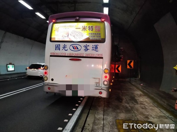 ▲▼一輛國光客運，10晚在雪隧爆胎，不慎撞擊避車道，駕駛目前意識不清。（圖／記者游芳男翻攝，下同）