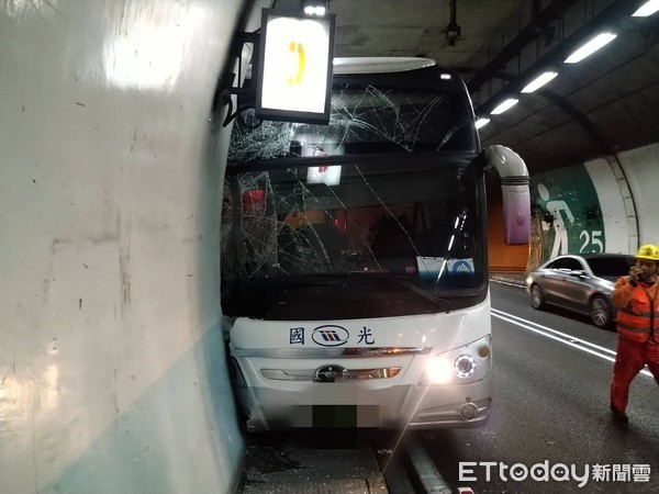 ▲▼一輛國光客運，10晚在雪隧爆胎，不慎撞擊避車道，駕駛目前意識不清。（圖／記者游芳男翻攝，下同）