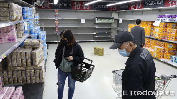 ▲▼新冠疫情延燒，各地出現搶購物資的民眾。賣場內許多貨架都被一掃而空，結帳櫃台也是大排長龍。大賣場業者家樂福祭出限購令，民眾購買衛生紙一次以兩串為限。（圖／記者湯興漢攝）