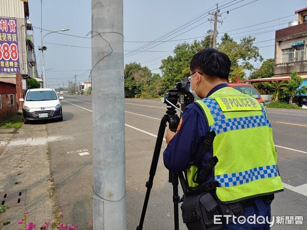 ▲為維護用路人交通安全，台南市白河分局針對易超速肇事路段，以移動式雷射測速槍進行科技執法。（圖／記者林悅翻攝，下同）