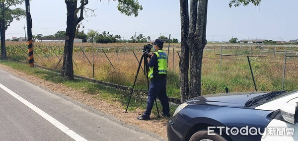 ▲為維護用路人交通安全，台南市白河分局針對易超速肇事路段，以移動式雷射測速槍進行科技執法。（圖／記者林悅翻攝，下同）