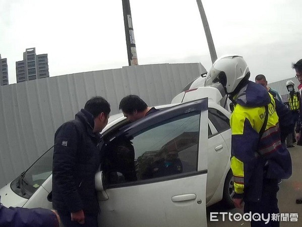 ▲埋伏員警攔截欲開車離去的林男。（圖／八德警分局提供）