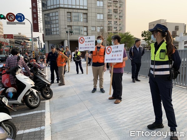 ▲台南市警二分局與巡守隊合作，在廣場各周邊宣導及勸導，提醒市民朋友及遊客，勿在廣場上違停或騎車。（圖／記者林悅翻攝，下同）