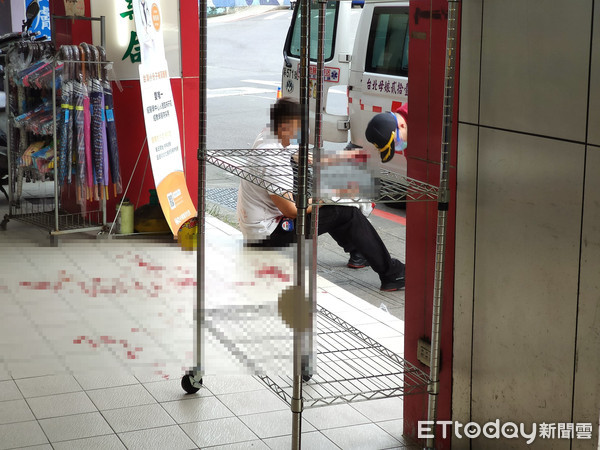 ▲北市東湖一男子疑用刀不慎遭劃傷，現場血流如注警消緊急將他送醫治療。（圖／民眾提供翻攝）