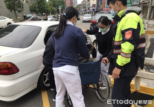 ▲桃園市一名孕婦29日因羊水破裂即將臨盆，張姓先生開車送醫，但陷入車陣動彈不得，桃警協助開道送醫。（圖／記者沈繼昌翻攝）