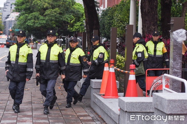 ▲總統府博愛路一側增設鐵製防護欄杆，加強維安。（圖／記者林敬旻攝）