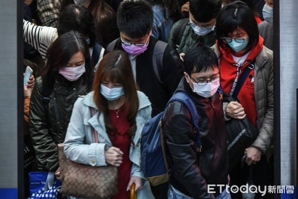 ▲新冠肺炎疫情升溫，台北捷運將強制民眾戴口罩，違者勸導開罰。（圖／記者林敬旻攝）