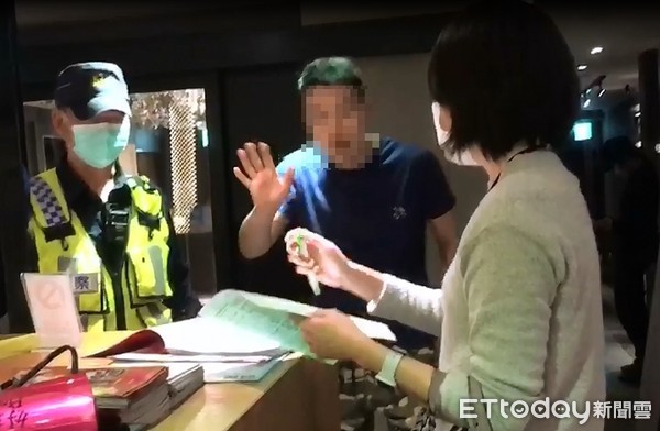 ▲衛生所防疫人員會同轄區員警至旅館開立舉發通知書。（圖／記者許宥孺翻攝）