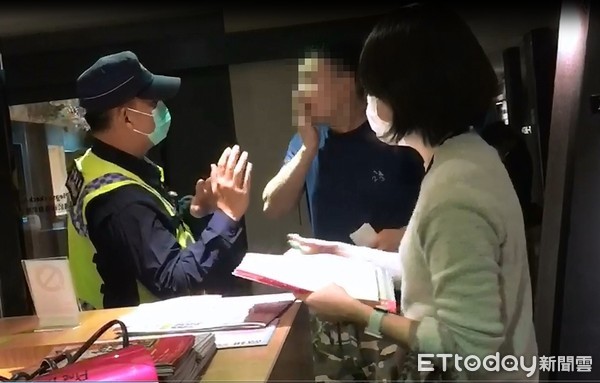 ▲衛生所防疫人員會同轄區員警至旅館開立舉發通知書。（圖／記者許宥孺翻攝）