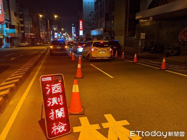 ▲台南市警二分局，夜間執行防制危駕，並針對轄區大型連鎖KTV週遭路口，展開守望勤務防疫稽查工作。（圖／記者林悅翻攝，下同）