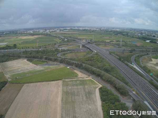 ▲台南市新化警分局首度出動無人機空中觀看車流狀況，空拍影像即時回傳前進指揮所，以利警力彈性調度運用。（圖／記者林悅翻攝，下同）