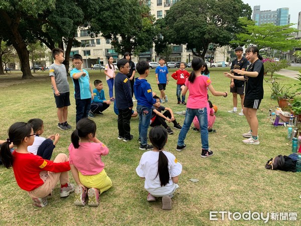 ▲嘉南藥理大學運動管理系與「社團法人台南市以恩關懷協會」合作，針對弱勢的國高中生兒少提供為期半年的「大手牽小手一起運動去」之運動指導課程。（圖／記者林悅翻攝，下同）