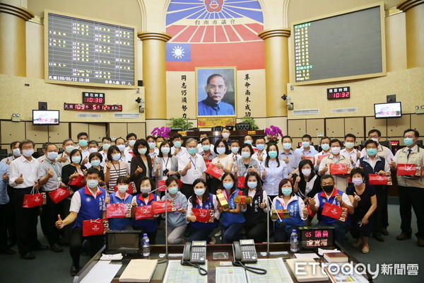 ▲台南市議會國民黨團準備蜂蜜蛋糕，請全市37區區長帶回各區，讓備受委屈和壓力處理紓困的所有公所人員，一起分享蛋糕甜蜜蜜的滋味。（圖／記者林悅翻攝）