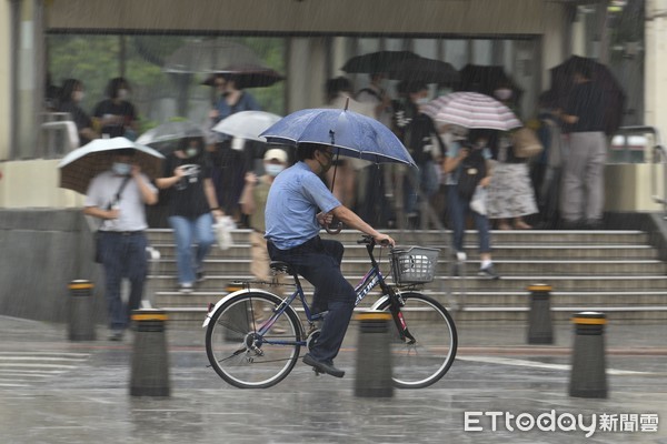 ▲▼梅雨鋒面滯留台灣，為全台各地帶來致災性豪大雨。（圖／記者湯興漢攝）