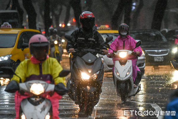 ▲中央氣象局發豪大雨特報，全台強降雨明顯。豪雨,梅雨,豪大雨,下雨,雷雨,大雨特報（圖／記者林敬旻攝）