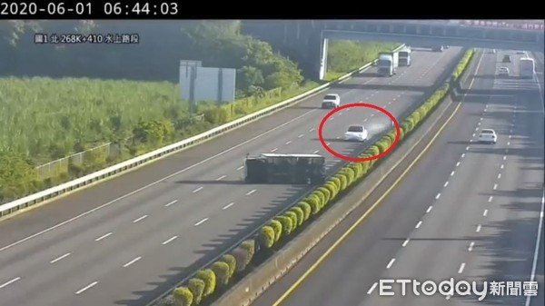 ▲大貨車側翻國道！運將車道猛揮手　特斯拉「狂剎30m」直插車頂…他急跳開逃命。（圖／記者翁伊森攝）