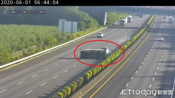 ▲大貨車側翻國道！運將車道猛揮手　特斯拉「狂剎30m」直插車頂…他急跳開逃命。（圖／記者翁伊森攝）