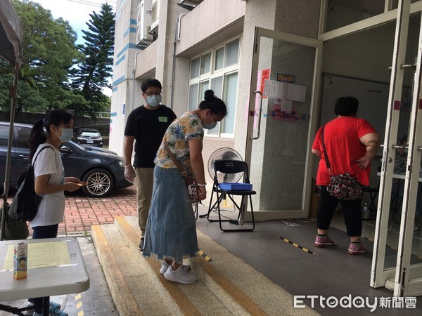 ▲▼宜蘭員山鄉中華村長許正東罷免案，4日投票所湧人潮。（圖／記者游芳男翻攝，下同）