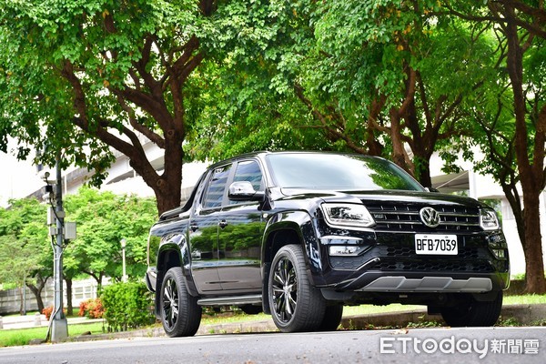 福斯商旅Amarok V6強打質感風！阿嬤換穿整套黑色勁皮衣也很OK（圖／記者游鎧丞攝）