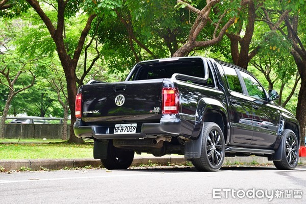 福斯商旅Amarok V6強打質感風！阿嬤換穿整套黑色勁皮衣也很OK（圖／記者游鎧丞攝）