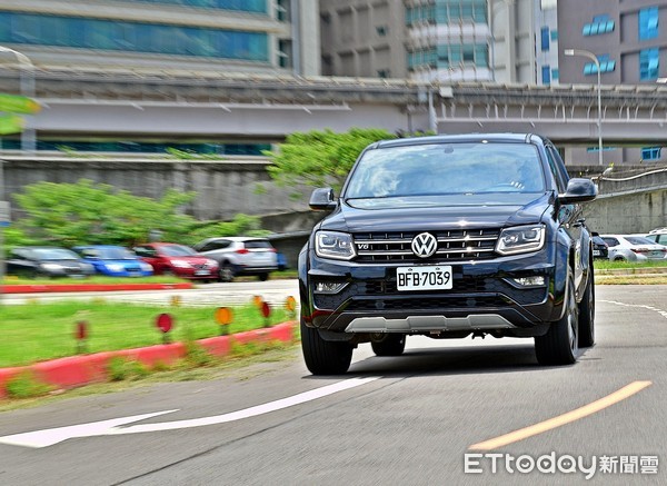 福斯商旅Amarok V6強打質感風！阿嬤換穿整套黑色勁皮衣也很OK（圖／記者游鎧丞攝）