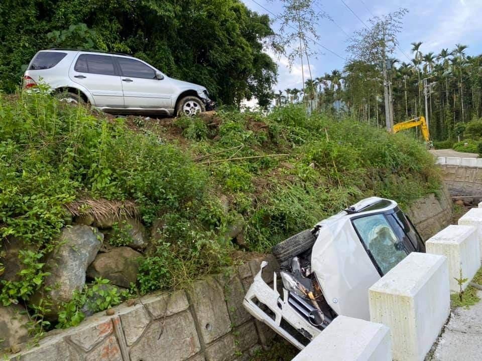 ▲▼情侶吵架，男竟開車將女友車撞落山溝。（圖／翻攝爆料公社）