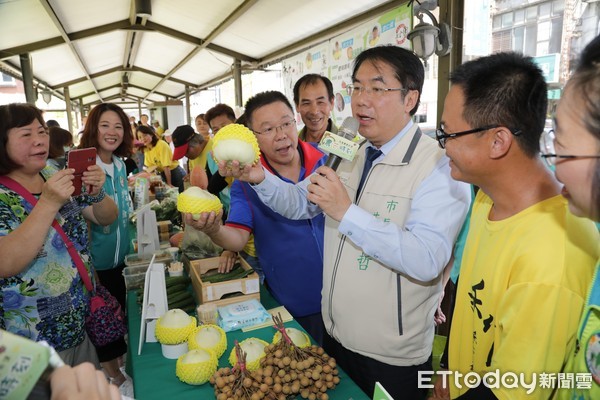 ▲里仁新營門市辦理「農芒時刻-友善農產市集」活動，台南市長黃偉哲化身一日青農，現場攤位叫賣農特產品。（圖／記者林悅翻攝，下同）