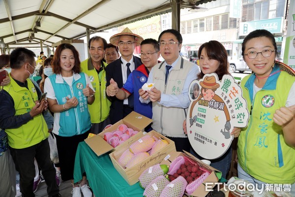 ▲里仁新營門市辦理「農芒時刻-友善農產市集」活動，台南市長黃偉哲化身一日青農，現場攤位叫賣農特產品。（圖／記者林悅翻攝，下同）