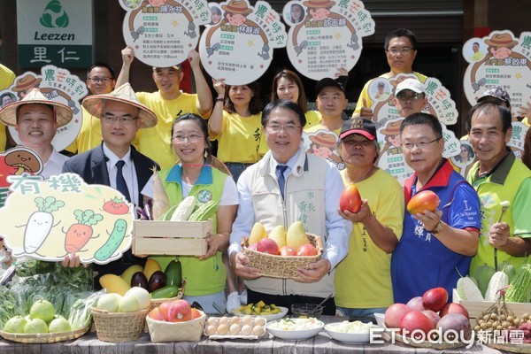 ▲里仁新營門市辦理「農芒時刻-友善農產市集」活動，台南市長黃偉哲化身一日青農，現場攤位叫賣農特產品。（圖／記者林悅翻攝，下同）